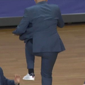 Πήδηξε πάνω από τις καρέκλες: Η αντίδραση του Παπαθεοδώρου σε σφύριγμα των διαιητητών (video)