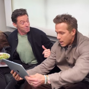 Ράιαν Ρέινολντς και Χιου Τζάκμαν έγιναν viral παρακολουθώντας την κλήρωση της Ρέξαμ με τη Τσέλσι (video)