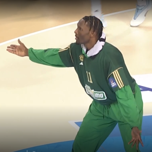 Απίστευτο: Ο Χέιζ-Ντέιβις μπήκε μέσα στο παρκέ να δείξει στους συμπαίκτες του πως να αμυνθούν! (video)