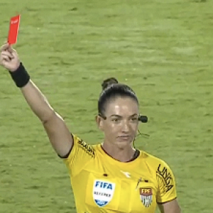 «Επίθεση» ποδοσφαιριστή σε γυναίκα διαιτητή: «Δεν κάνει»