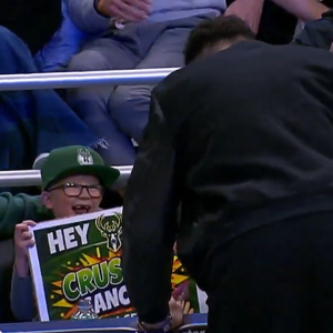 Η συγκινητική στιγμή ανάμεσα στον Γιάννη Αντετοκούνμπο και μικρό θαυμαστή του που νίκησε τον καρκίνο (video)