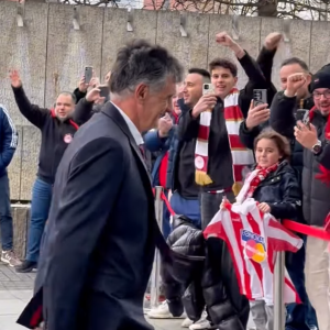 Οπαδοί του Ολυμπιακού αποθέωσαν την ομάδα στο ξενοδοχείο ενόψει Λεβερκούζεν (video)