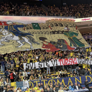 Οι οπαδοί της Φενέρ ύψωσαν πανό - απάντηση στην Παρτίζαν