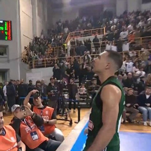 Ο Σλούκας πήγε στον κόσμο του Παναθηναϊκού πριν τη λήξη του τελικού κόντρα στον Ολυμπιακό (video)