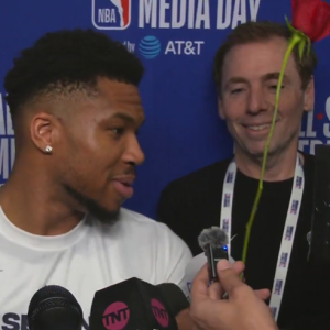 Σε mood Αγίου Βαλεντίνου ο Γιάννης: Έδωσε τριαντάφυλλο σε γυναίκα ρεπόρτερ (video)