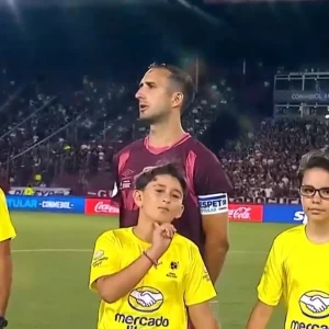 Αδιανόητο σκηνικό σε αγώνα στη Λατινική Αμερική: Παιδί έκανε... δολοφονική χειρονομία πριν το Λανούς-Φλαμένγκο (video)