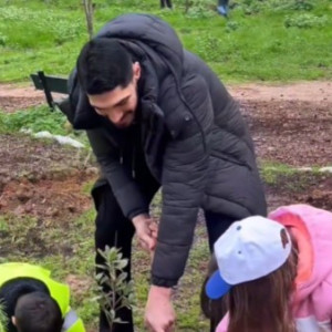 Ο Ενές Καντέρ πήρε μέρος σε δενδροφύτευση που διοργάνωσε στην Αθήνα (video)