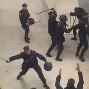 Σοβαρά επεισόδια μετά το Οσασούνα – Ρεάλ Μαδρίτης: Άγριο ξύλο αστυνομικών σε οπαδούς (video)