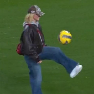 Πρόεδρε φέρ' την! Η Σίντνεϊ Σουίνι πήγε να δει Σπόρτινγκ Λισαβόνας και έπαιξε μπαλίτσα (video)