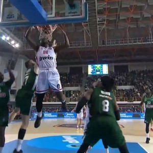 Ένα τρομερό κάρφωμα ήταν η πρώτη ενέργεια του Τζόουνς στον τελικό (video)