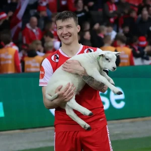 «Η κότα, το σφαγμένο γουρούνι και οι σαγιονάρες»: Τα πιο παράξενα ατομικά βραβεία στο ποδόσφαιρο