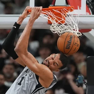 Ο Γουεμπανιαμά «πάτησε» τους Ρόκετς, με 30άρη Μπούκερ οι Σανς