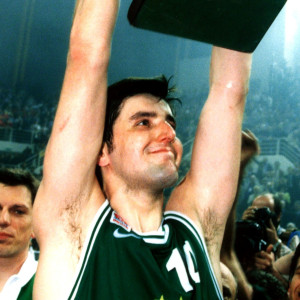 Ποιο τρόπαιο πανηγύριζε ο Ντέγιαν Μποντιρόγκα στο λάβαρο που κατέβηκε από το Telekom Center Athens