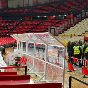 Πλέξιγκλας στο ΣΕΦ πίσω από τον πάγκο του Παναθηναϊκού (video)