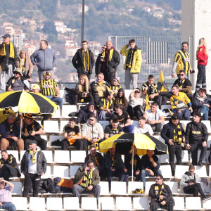 Οπαδοί της ΑΕΚ κατέφθασαν στο Πανθεσσαλικό μιάμιση ώρα πριν τη σέντρα με τον Βόλο