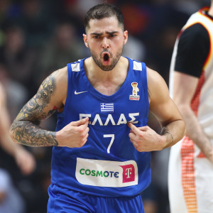 Ο Τολιόπουλος με ασύλληπτο double-double οδήγησε την Ελλάδα στη νίκη μέσα στο Μαυροβούνιο
