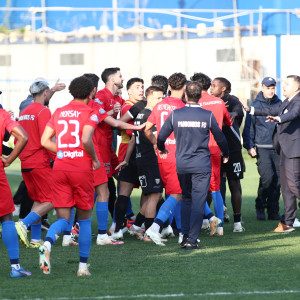 Επεισοδιακό το φινάλε στη Νέα Σμύρνη: Πιάστηκαν στα χέρια οι παίκτες Πανιωνίου και Καλαμάτας! (video)