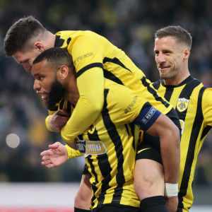 Με το... αγαπημένο της 1-0 η ΑΕΚ μόνη στην κορυφή