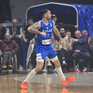 Τολιόπουλος σαν... πολυβόλο: Το φοβερό πρώτο ημίχρονο του Έλληνα γκαρντ απέναντι στο Μαυροβούνιο (video)