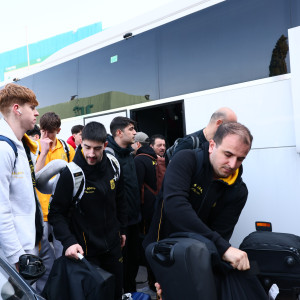 Επέστρεψε στη Θεσσαλονίκη η αποστολή των εφήβων του Άρη - Το video του Athletiko απ' την άφιξή τους