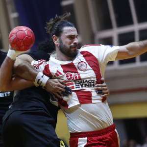Ο Ολυμπιακός ένα βαθμό από την κορυφή στη Handball Premier μετά το ντέρμπι με την ΑΕΚ