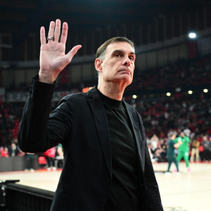 Αποθέωση στον Μπαρτζώκα από τους φίλους του Ολυμπιακού στο ΣΕΦ (photo)