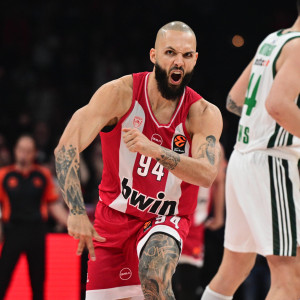 «EuroLeague by Night»: Τάτσιος και Πηλιανίδη μεταφέρουν το κλίμα μετά τη λήξη του ντέρμπι «αιωνίων» (video)