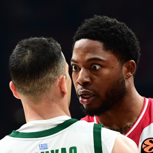 Ένταση Σλούκα -Τζόουνς με... άγρια βλέμματα!