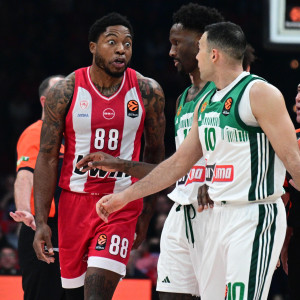 Η γυναίκα του Σλούκα μετά την ένταση με τον Τζόουνς: «Ποιος είναι αυτός που του κάνει νταϊλίκια - Τον ξέρει η μάνα του;» (photo)