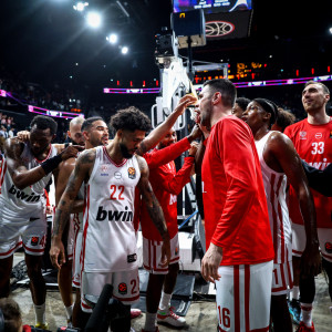 H παρακάμερα νίκης του Ολυμπιακού στο Παρίσι: Τα πειράγματα και οι πανηγυρισμοί με τον κόσμο