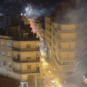 Πανζουρλισμός στο κέντρο του Αγρινίου από χιλιάδες οπαδούς του Παναιτωλικού (videos)