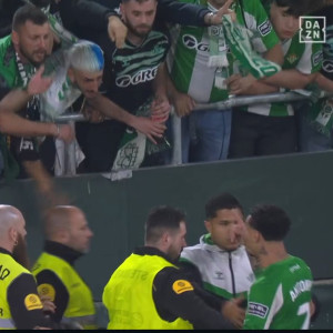 Χαμός με Άντονι και οπαδούς της Μπέτις: Τα είπαν σε έντονο ύφος μετά τη λήξη του αγώνα με τη Σεβίλλη