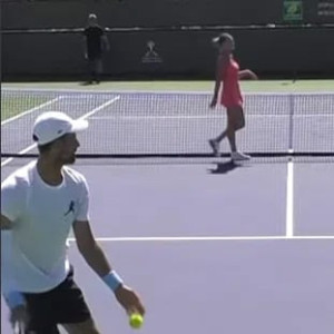 Η Σαμπαλένκα… διέκοψε με «catwalk» την προπόνηση του Τζόκοβιτς (video)