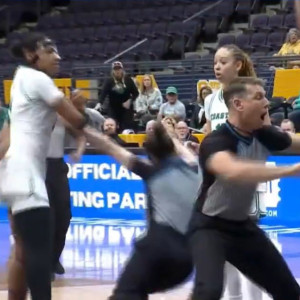 Ασύλληπτο ξύλο σε παιχνίδι γυναικών στην Αμερική -  Διαιτητής έχασε τις αισθήσεις της (video)