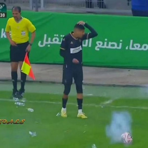 Xαμός στην Αλγερία - Ποδοσφαιριστής δέχτηκε μπουκάλια και δυναμιτάκια την ώρα που εκτελούσε φάουλ (video)