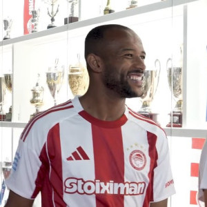 To video της ΠΑΕ Ολυμπιακός για την ανανέωση Ελ Κααμπί - Η ξενάγηση από τον Μαρινάκη στο μουσείο της ομάδας