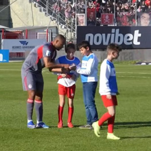 Τα αυτόγραφα του Ελ Κααμπί στα μικρά παιδιά και η αποθέωση στο τέλος - Η παρακάμερα του Ολυμπιακού απ' τις Σέρρες