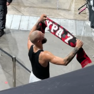 «Τρελαμένος» ο Φουρνιέ - Πανηγύρισε με κασκόλ του Ολυμπιακού μετά τη νίκη επί της Παρί (video)