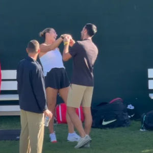 Ο Τζόκοβιτς τσέκαρε το μονόπετρο της Σαμπαλένκα και η αντίδρασή του ήταν απίθανη (video)