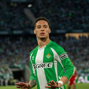 Ο Άντονι εξήγησε τον λόγο που αρπάχτηκε με οπαδούς της Μπέτις - «Έπαιζα με πυρετό και πόνο»