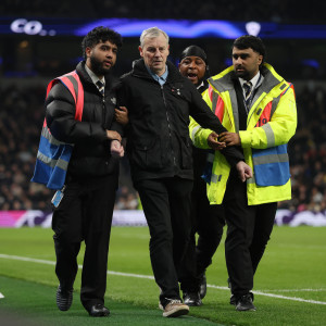 Οπαδός της Τότεναμ μπούκαρε στο γήπεδο - Απογοητευμένοι φίλαθλοι αποχώρησαν πριν το ημίχρονο με την Κρίσταλ Πάλας (video)