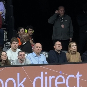 Παρόντες στην Adidas Arena: Στο πλευρό του Ολυμπιακού οι αδελφοί Αγγελόπουλοι