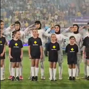 «Γυναίκες όμηροι του καθεστώτος»: Οι παίκτριες του Ιράν πήγαν από τη σιωπή στον στρατιωτικό χαιρετισμό