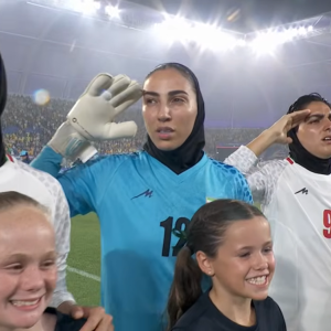 «Γυναίκες όμηροι του καθεστώτος»: Οι παίκτριες του Ιράν πήγαν από τη σιωπή στον στρατιωτικό χαιρετισμό