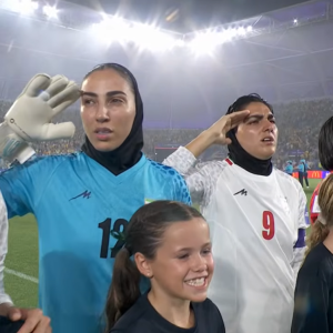 «Γυναίκες όμηροι του καθεστώτος»: Οι παίκτριες του Ιράν πήγαν από τη σιωπή στον στρατιωτικό χαιρετισμό