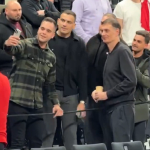 O Γιώργος Μπαρτζώκας φωτογραφήθηκε με φίλους του Ολυμπιακού πριν τον αγώνα με την Παρί (video)