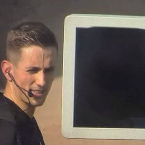 Τρομερές σκηνές στη Γερμανία - Οπαδοί «μπούκαραν» στο γήπεδο για να αποσυνδέσουν το VAR