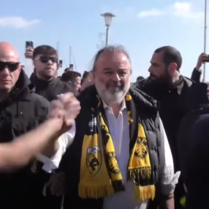 Ο Ηλιόπουλος αποθεώθηκε στην παραλία του Βόλου - «Είναι τρελός ο πρόεδρος» (video)