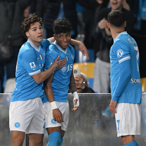 Σε απόσταση αναπνοής από τη Μίλαν η Νάπολι μετά τη νίκη επί της Τορίνο