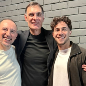 Ο «θερμός» εναγκαλισμός ανάμεσα σε Μπαρτζώκα και Κωστούλα μετά τη νίκη του Ολυμπιακού στο ντέρμπι